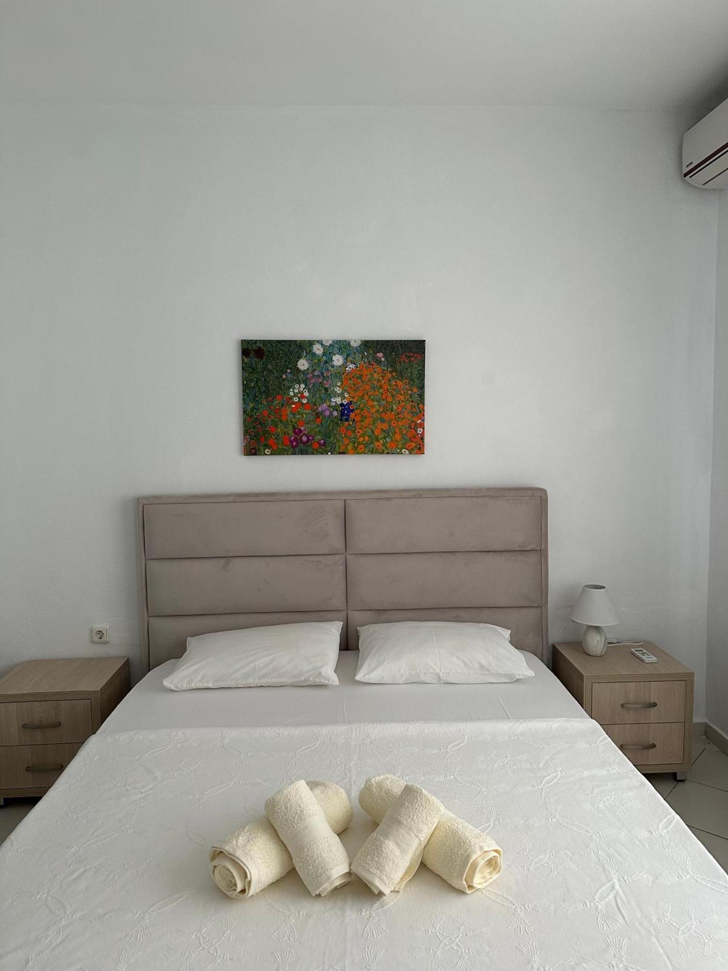 Vila Rapo Himare Luaran gambar